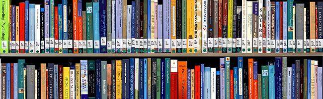 Bücherreihe in einem Regal