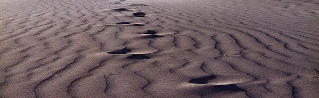Verwehte Fu&szlig;spuren im Sand